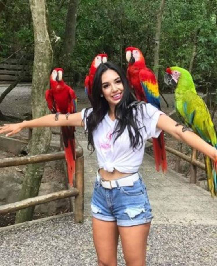 Por medio de su cuenta de Instagram, la bella catracha se muestra muy activa mostrando parte de su vida personal y profesional.