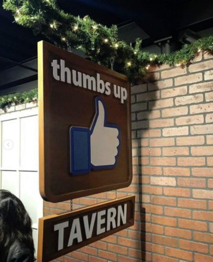 La entrada al bar estaba señalizada con un 'me gusta'.