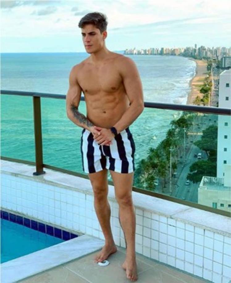 El exfutbolista y modelo de 23 años, treinta años más joven que la madre de Neymar, fue trasladado a un centro médico de Santos, donde fue sometido a la sutura de sus heridas, algunas con cortes profundos, y recibió el alta médica un día después.