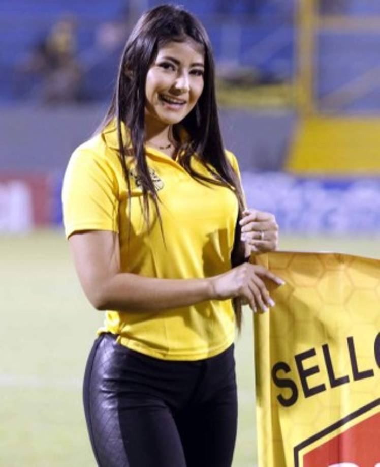 Bella Siloet, la despampanante novia de Jhow Benavídez, futbolista del Real España, estuvo en la cancha del coloso sampedrano.