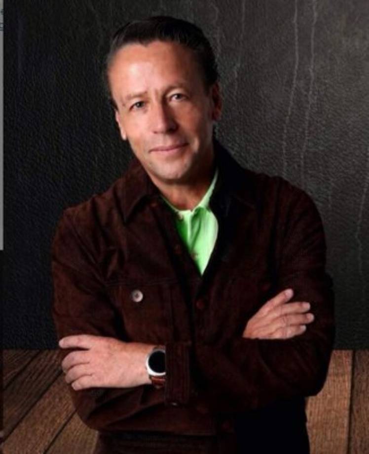 Sebastián es hijo de la relación de Alfredo Adame y Mary Paz Banquells.