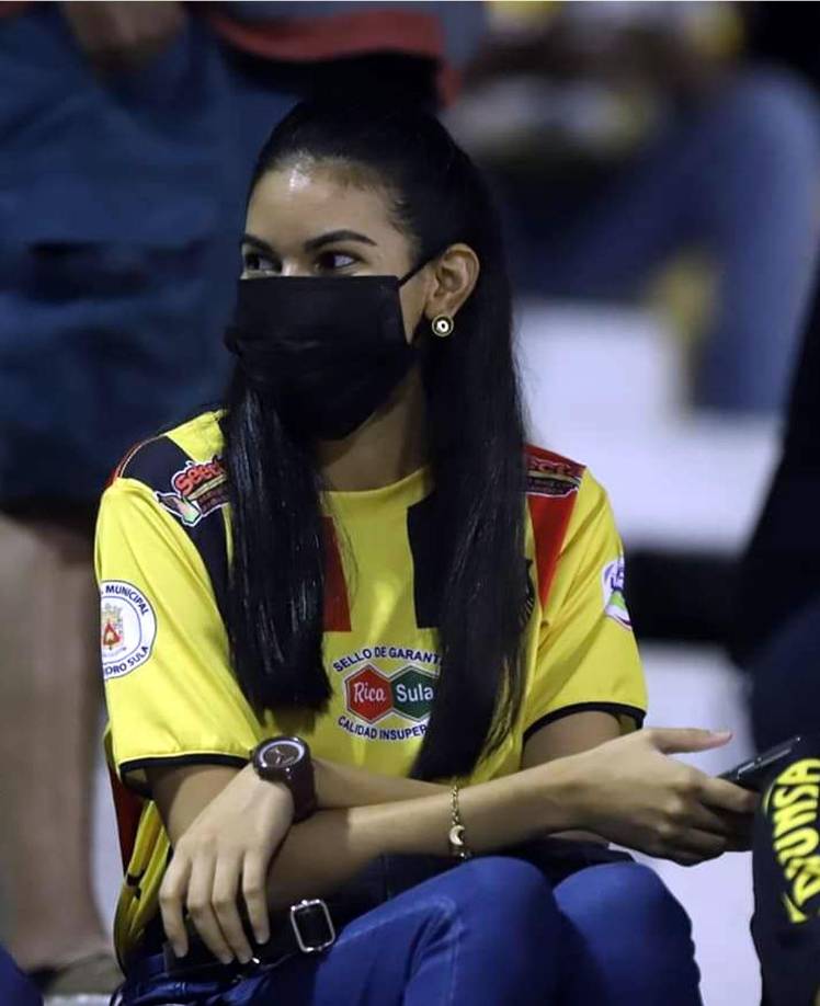 La Máquina contó con el apoyo de guapas aficionadas en el estadio Morazán.