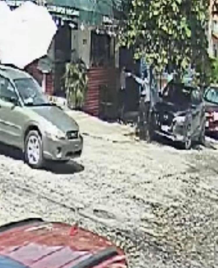 En las imágenes se observa a Irma Fregoso cruzando la calle, seguida por un hombre con camisa blanca y gorra. Este hombre la alcanza, la agrede y luego intenta atacar a otro hombre que fue testigo de la agresión. Sin embargo, este último logra evadirlo y el agresor huye.