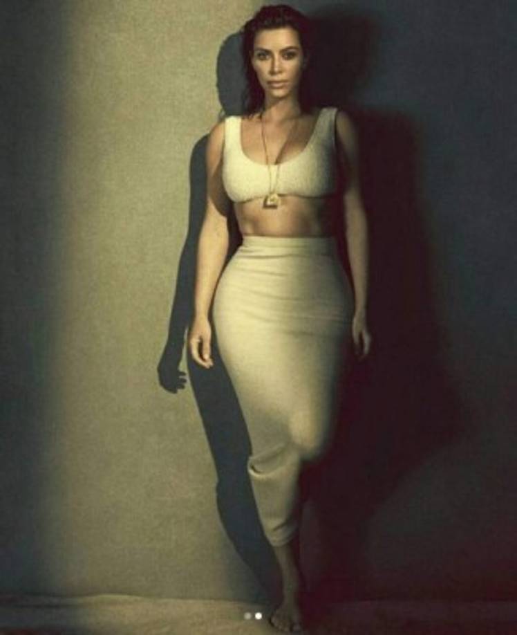 El fotógrafo responsable de la sesión fue Miller Mobley y ésta tuvo lugar en abril, en Hollywood.<br/><br/>Kim Kardashian no podía faltar, ni dejar de mostrar su voluptuoso cuerpo.<br/>