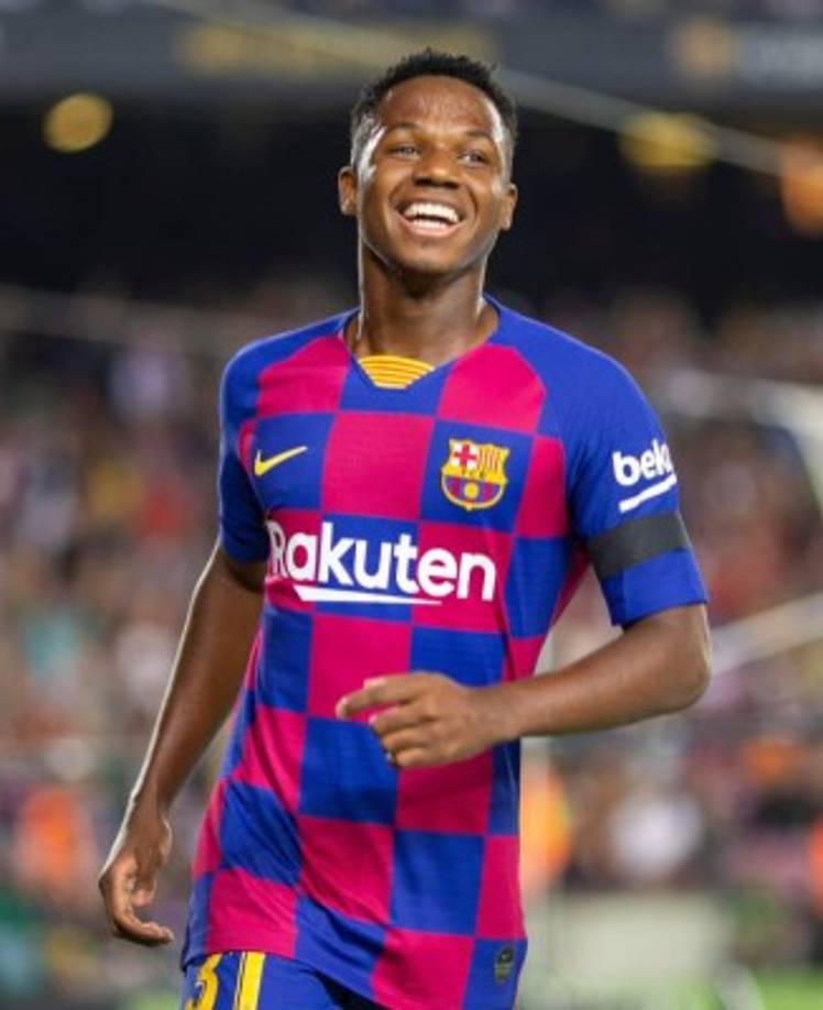 El Manchester United estaba dispuesto a tirar la casa por la ventana por el joven jugador del Barcelona, Ansu Fati. Según informa el diario 'Sport' el agende Jorge Mendes pidió precio por Ansu Fati al Barça e incluso presentó una oferta de 100 millones por el futbolista. El club azulgrana rechazó la oferta ya que considera imprescindible a Ansu Fati y se remitió a la cláusula de rescisión del jugador (170 millones de euros).<br/><br/>De hecho, según publica 'Sport', el Barcelona podría activar cuanto antes el contrato profesional del jugador para que su cláusula de rescisión suba a 400 millones de euros.