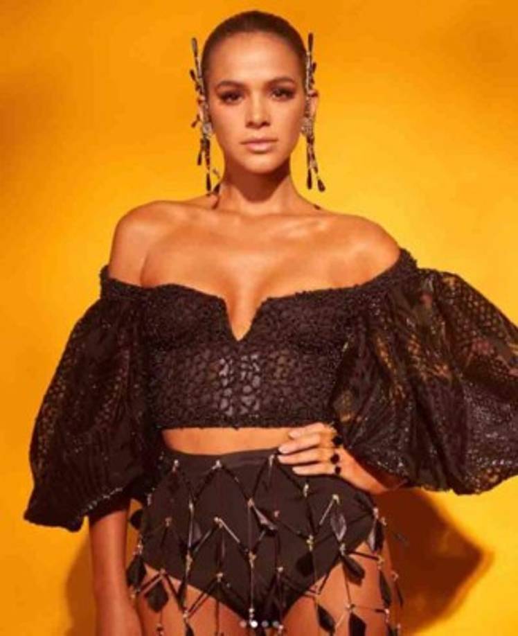 Un perfil de lo más variado donde muestra sus trabajos profesionales tanto de su carrera de actriz , la de modelo o las más personales con sus familiares y amigos.