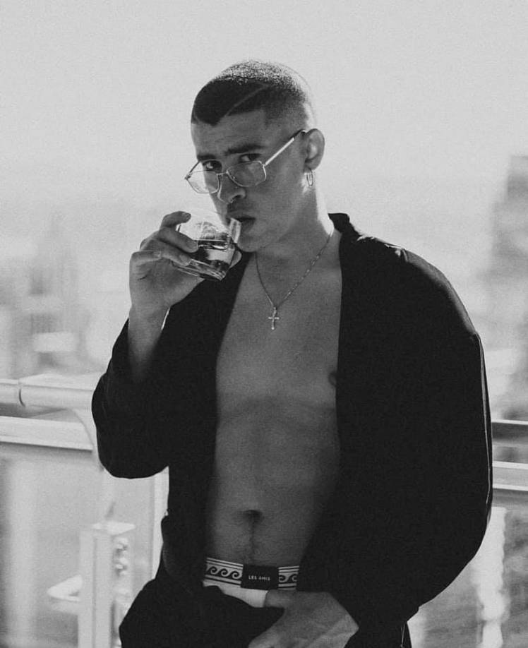 Cabe mencionar que, apenas un mes después de que Bad Bunny lograra su top 10 número 77 en la lista Hot Latin Songs de <i>Billboard</i>, el astro puertorriqueño añade un nuevo top 10 a su repertorio de canciones con “EL CLúB”, que debuta en el No. 2 del <i>chart</i> fechado el 21 de diciembre. 