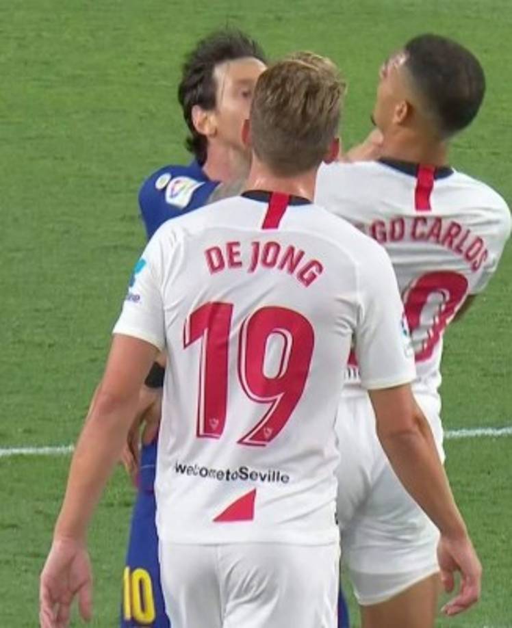 Leo Messi acabó la primera parte del partido ante el Sevilla muy enojado. En especial, con el central sevillista Diego Carlos. De hecho, llamó mucho la atención y generó muchos comentarios un empujón que le dio, con el juego detenido, al defensa local.