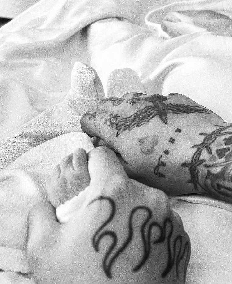 El nacimiento de su primogénita fue el pasado 14 de septiembre, los seguidores de ambos artistas ansiaban conocer más detalles de la bebé. Pero hasta la actualidad, la pareja había mantenido la privacidad en torno a la identidad de su hija y su aspecto físico.