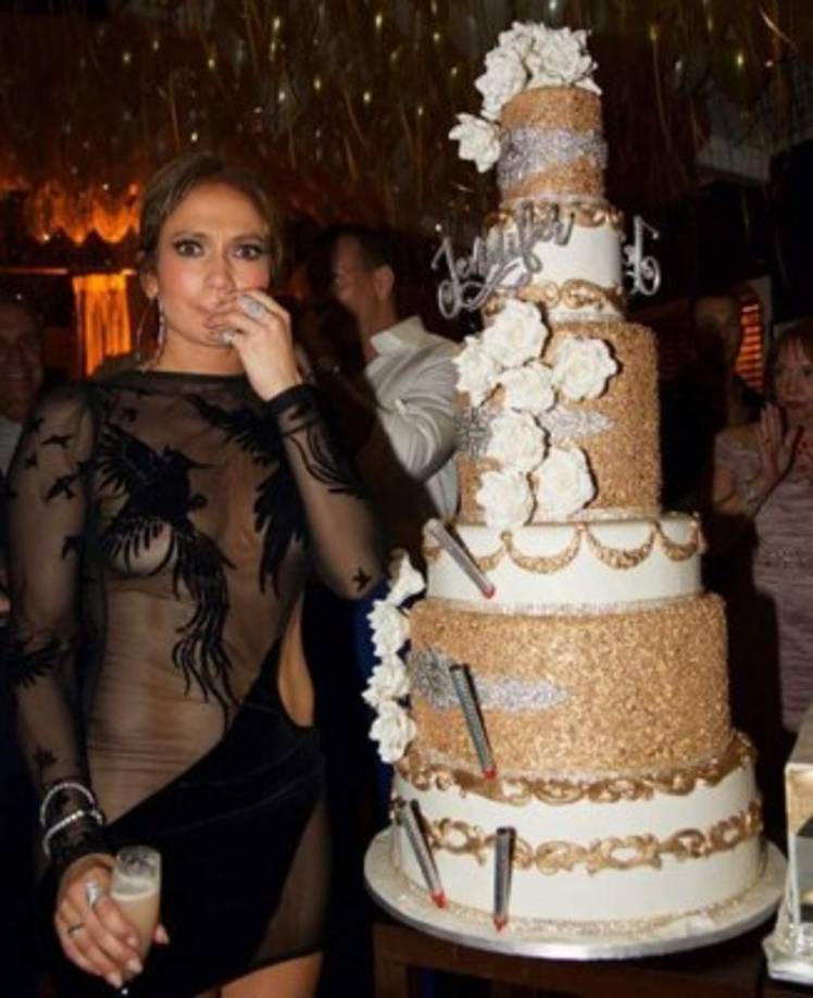 Este fue el atuendo del cumpleaños número 48 (2017) de la cantante Jennifer López.