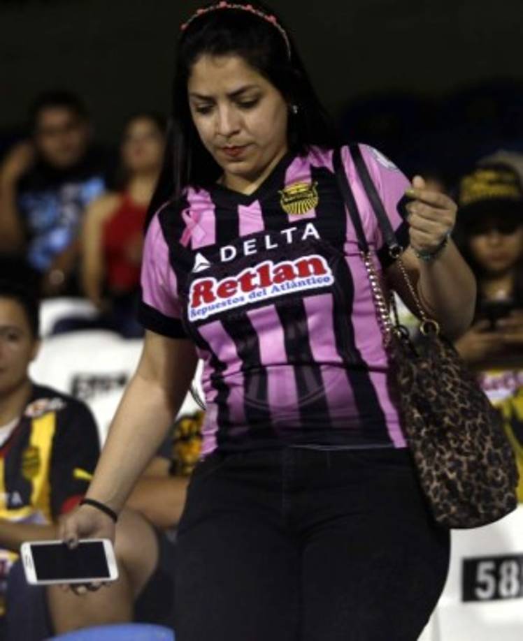 Una aficionada del Real España en el estadio Morazán.