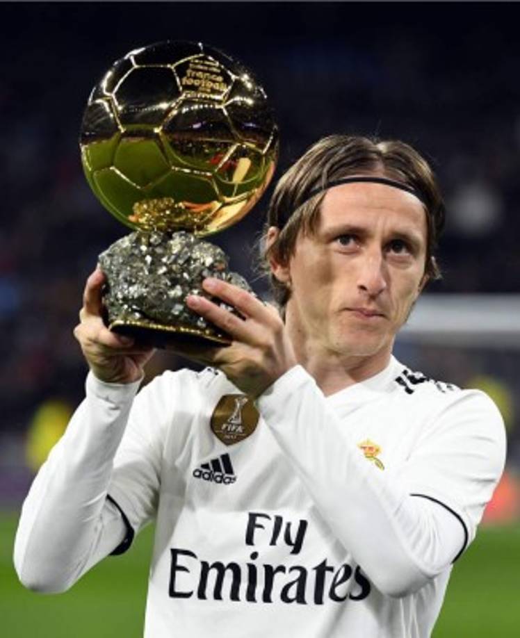 Luka Modric ofreció el Balón de Oro al público del Santiago Bernabéu antes del encuentro contra el Rayo Vallecano y compartió el galardón con la afición.