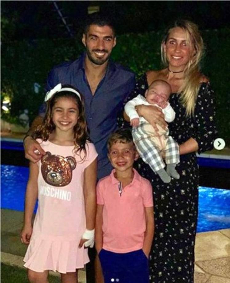 Luis Suárez posando con su familia. 'Feliz Navidad les desea la Familia Suarez Balbi con mucho cariño'.
