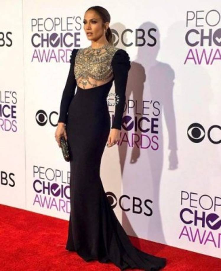 Jennifer López acaparó todas las miradas por su elegancia en la alfombra roja de los Peoples Choice Awards 2017, convirtiéndose en una de las más bellas y mejor vestidas de la noche.