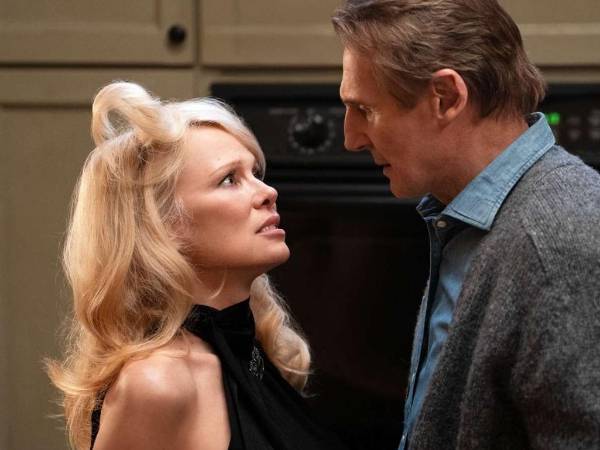 Pamela Anderson y Liam Nesson en una escena de Naked Gun.