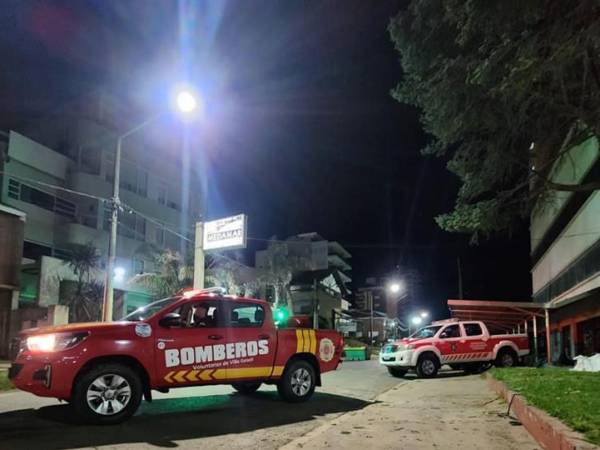 Equipos de rescate buscan a sobrevivientes entre los escombros del edificio de un hotel que se derrumbó en Argentina.