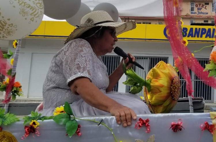 Luciendo el mismo vestido con el que llegó al altar en 1999 la novia no se cansó de gritar los feliz que es al lado de su querido amado. 