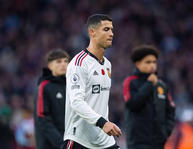 Cristiano Ronaldo se fue frustrado del campo tras su pelea y por la derrota que sufrió el Manchester United en Villa Park.