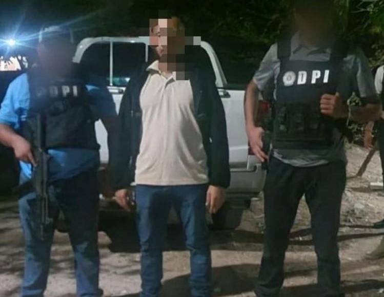 Luego de golpearlo, comenzaron a interrogarlo, preguntándole dónde guardaba el dinero, las drogas, las armas de fuego y bienes de valor, el ciudadano les expresó que no tenía nada de lo que le preguntaban, porque no se dedica a delinquir, todo ello mientras lo despojaban de dos Iphone, su cartera con documentos personales y dinero, un Apple Watch, un arma de fuego, además de tratar de boicotear el sistema de cámaras de la vivienda.