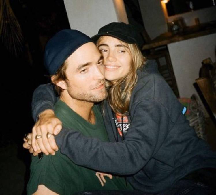 Aunque ellos no lo admitan abiertamente Robert y Suki llevan saliendo casi dos años. Fueron relacionados por primera vez en 2018, un año después que Pattinson terminará una relación de tres años con la cantante FKA twigs.