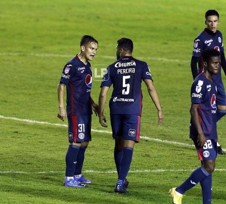 Diego Auzqui y Marcelo Pereira se dijeron de todo y por poco se van a los golpes. El defensa hondureño no volvió a salir para el segundo tiempo y entró Cristopher Meléndez en su lugar.