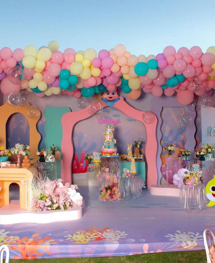 La intérprete de “Chivirika” compartió a través de su cuenta de Instagram algunos videos y fotografías de la celebración que se realizó el pasado fin de semana para la que la cantante no escatimó en gastos. A la fiesta asistió una animadora y la decoración incluyó un impactante escenario rodeado de globos de colores y postres con la temática de la serie infantil “Baby Shark”.