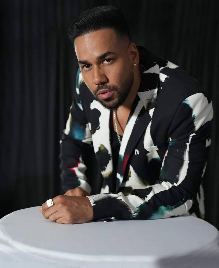 En 2012, el alguna vez tímido Santos decidió salir por su cuenta con su álbum debut como solista, “Formula Vol. 1.” Se convirtió en el álbum latino más vendido de ese año, fue aclamado por la crítica y obtuvo la certificación Triple Platino. Santos escribió, produjo y arregló las pistas de bachata del álbum. El productor superestrella, Rico Love, trabajó en las canciones en inglés. vol. 1 tiene cinco canciones consecutivas que encabezan las listas Hot Latin Songs de Billboard, “You”, “Promise”, “La Diabla”, “Mi Santa” y “Rival”.