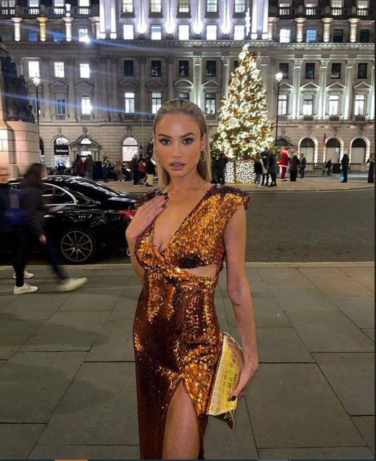 Stephanie Rose Bertram es la tercera en discordia, según medios franceses.