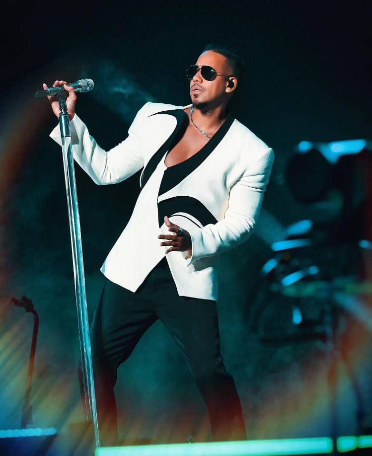 Anthony “Romeo” SantosPerfil Personal y Profesional: Romeo Santos, nacido el 21 de julio de 1981 en El Bronx, Nueva York, es el vocalista principal y compositor de la mayoría de las canciones de Aventura. De ascendencia dominicana y puertorriqueña, Romeo ha sido el alma creativa del grupo, conocido por su voz distintiva y su habilidad para fusionar bachata con R&amp;B y pop.
