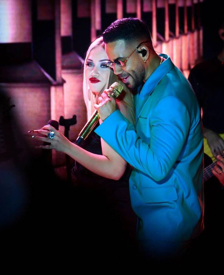 Todo comenzó en el coro de la iglesia: aunque admite que al principio solo se unió por todas las damas bonitas, fue el lugar que lo ayudó a convertirse en un verdadero artista. “Empecé a cantar un día con mi prima y no me lo tomé demasiado en serio. La gente empezó a decirme: ‘Oye, tienes una voz bonita’. y yo estaba como, ‘¿En serio?’ Siempre tuve pasión por escribir, pero siempre visualicé a otros artistas cantando mis letras, nunca me visualicé a mí mismo”, dijo Santos. 