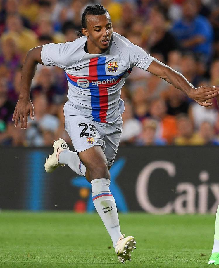 El defensa francés Jules Koundé ha sido finalmente inscrito en la Liga Española, según medios españoles, y Xavi Hernández podrá contar con él para el encuentro contra el Valladolid. El excentral del Sevilla ha tenido que esperar hasta la tercera jornada para poder debutar oficialmente con el conjunto catalán.