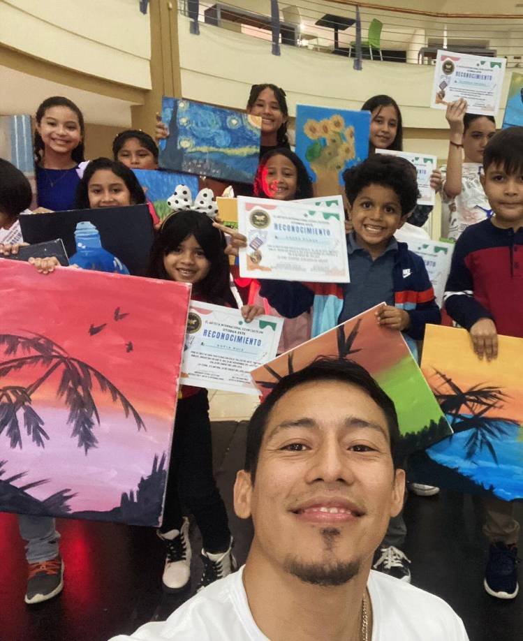 ”Honduras está lleno de artistas y por ende necesitamos que nos apoyen; el arte es algo muy loable, somos entes de mensajes positivos a la comunidad, Honduras está abriendo un camino para los artistas”, argumentó.