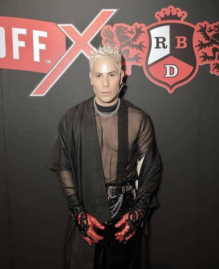 El integrante de RBD, entro en controversias de nuevo ya que hace unos días fue duramente criticado por lo del traje de charro color rosado. Y ahora por modificar un símbolo patrio que el cantante es reprochado en redes sociales. 