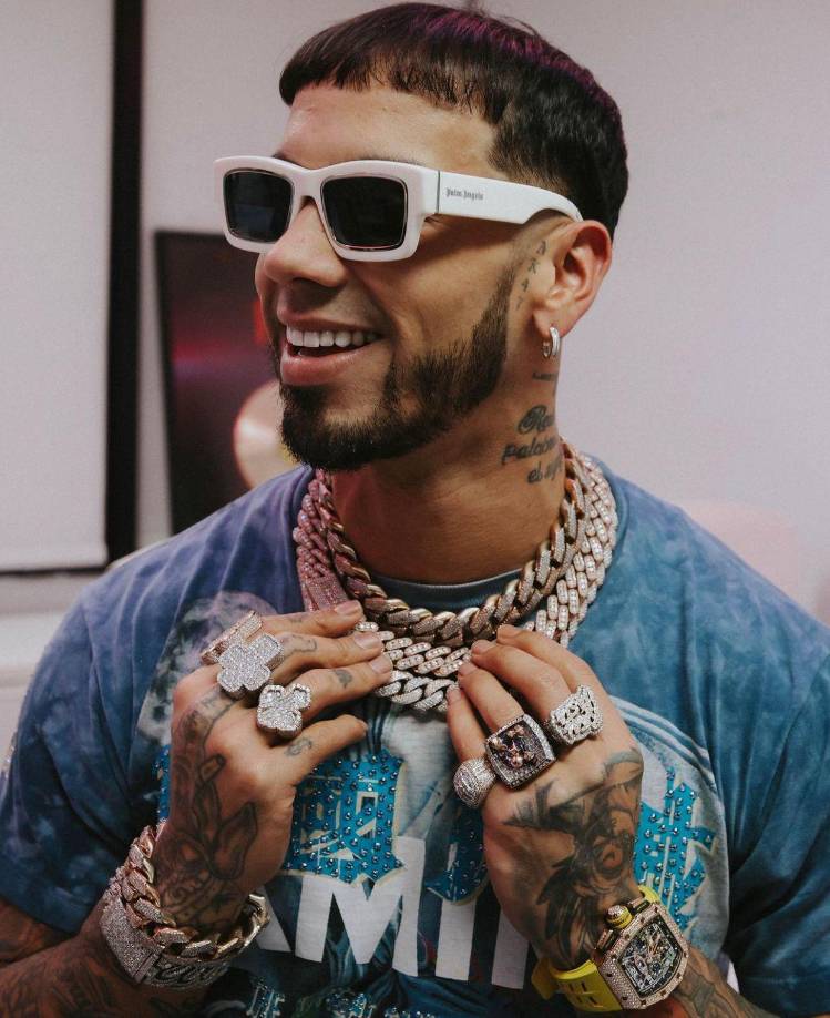 ”Soy mejor que tú, tu tienes canciones de tu álbum que llevan un mes y no llegan ni al medio millón de views, tú te vas a morir para que sigas tirándote fotos con mi hijo aprovechándote de la inocencia de sin él saber y sin conocerte”, agregó.