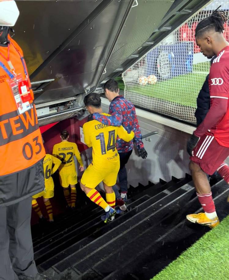 Robert Lewandowski camino por el túnel de vestuarios abrazado con Philippe Coutinho, su excompañero en el Bayern.