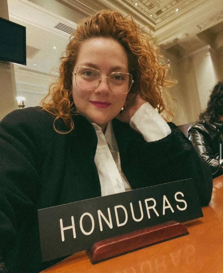 Y es que Isabella agregó que también fue seleccionada para ir a cubrir la COP16 en Colombia, una conferencia de las Partes de la Convención Marco de las Naciones Unidas sobre el Cambio Climático (CMNUCC).