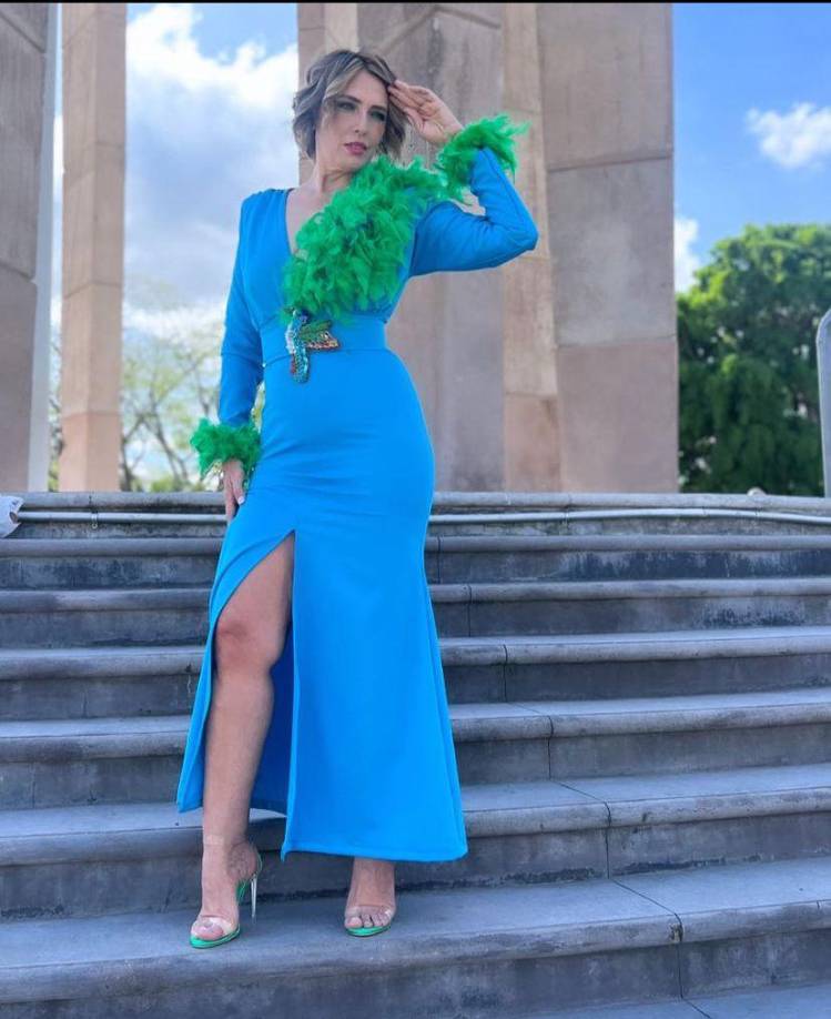 El hermoso vestido es azul turquesa. 
