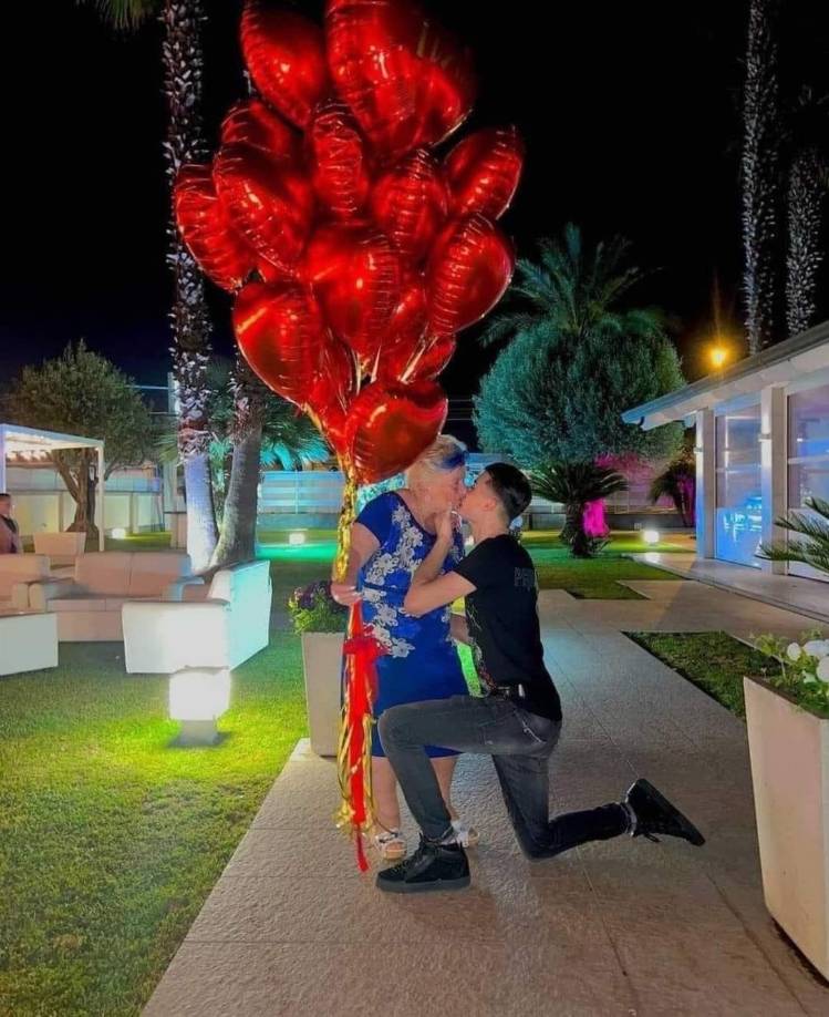 A unos meses de la noticia que sacudió TikTok, la pareja informó que la adulta mayor estaría embarazada y lo hicieron en grande con una lujosa fiesta de revelación de género de la que compartieron detalles en redes sociales.