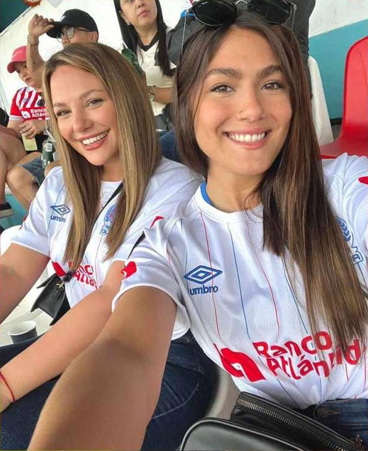 Wags del Olimpia en el Nacional. La argentina Rocio Pérez, novia de Ignacio Colombini, y la venezolana Micaela Siro, pareja de Oliver Benítez, deslumbraron con su belleza en el juego ante Génesis.
