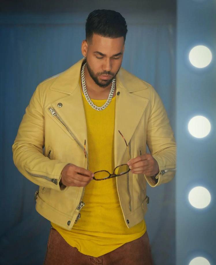 Aventura no fue su primera banda: a principios de los 90, Santos formó su primer grupo llamado Los Teenagers de la Bachata , según Billboard . Cantó, compuso y produjo, y Lenny Santos asumió el rol de guitarrista y arreglista. Mientras tocaba en un festival local en Nueva York, el grupo conoció a Julio César García . Más tarde le pidieron que se uniera al grupo y luego lo rebautizaron como Aventura. 