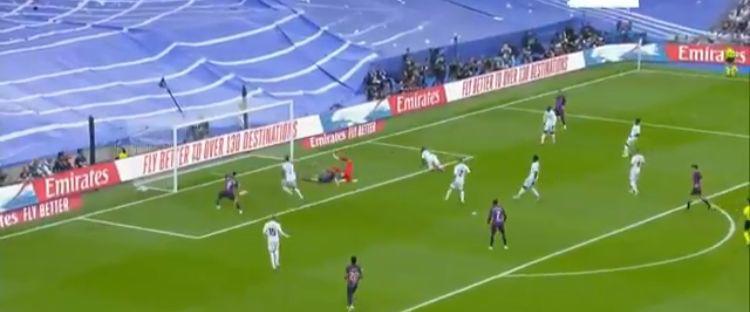 Lewandowski falló el gol en el minuto 25 del primer tiempo.