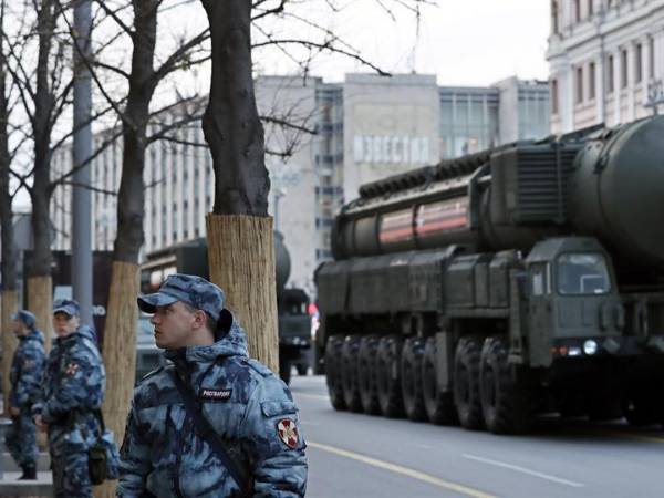 Un misil balístico RS Yars 24 ruso sobre un lanzador móvil.