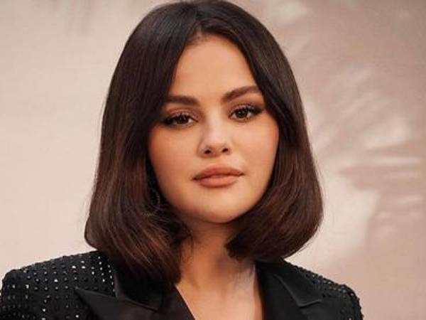 Selena Gomez recurrió a Instagram a las diez de la noche del miércoles 11 de diciembre para anunciar oficialmente su compromiso con su pareja y productor musical ,Benny Blanco. La fundadora de Rare Beauty y estrella de “Emilia Pérez” compartió una publicación en carrusel de imágenes, en la que aparece su anillo de diamantes.