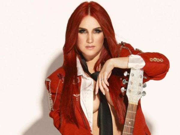 La cantante y actriz mexicana Dulce María ha destacado en varias portadas internacionales.