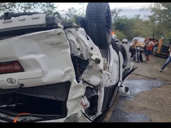 El vehículo de Gualy Gálvez quedó completamente destruido tras perder el control al esquivar un bache en la carretera Florida – San Antonio, Copán.