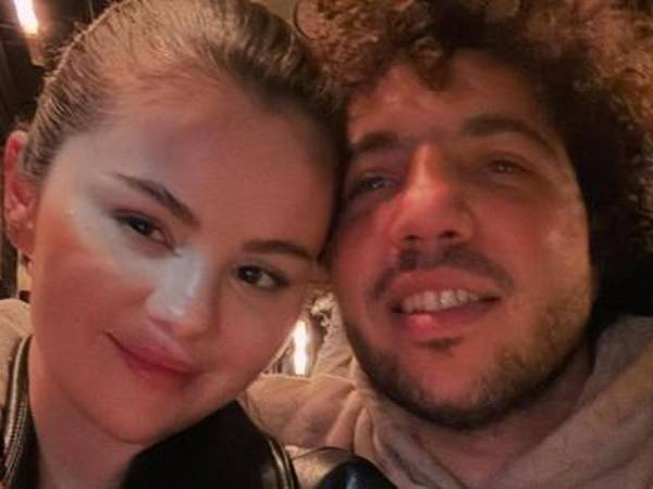 La historia de amor entre Selena Gómez y el productor musical, Benny Blanco. fue madurando con el paso del tiempo. Sus seguidores, familia y amigos han manifestado su felicidad por la feliz unión matrimonial de la pareja. A continuación la línea de tiempo de una relaciones más populares del mundo del espectáculo: