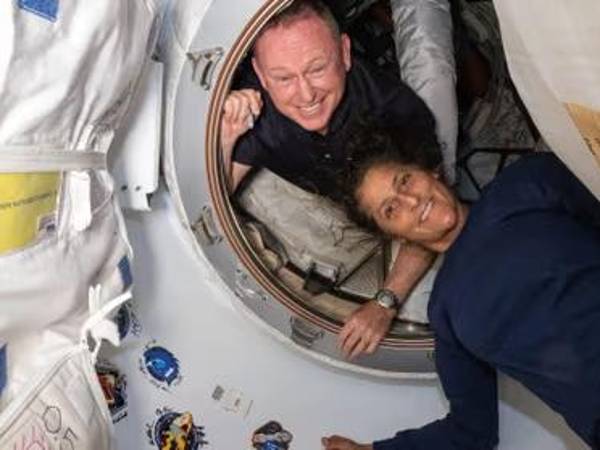 Los astronautas Butch Wilmore y Sunita Williams siguen varados en la EEI.
