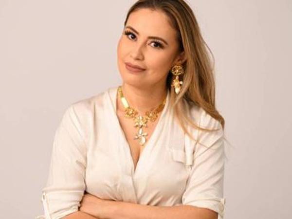 Jolibeth Sánchez, conocida por su habilidad para combinar elementos tradicionales con un toque contemporáneo, ha ganado reconocimiento internacional por sus exquisitas creaciones.