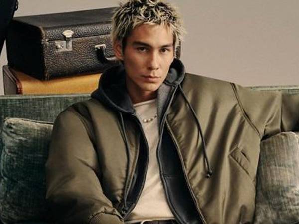 Evan Mock nació el 8 de abril de 1997 en Waimea Bay, Oahu, Hawái. Desde pequeño, estuvo inmerso en el mundo del surf y el skateboarding, influenciado por su padre, un fabricante de quillas para tablas de surf, y su madre, de ascendencia filipina. Su amor por estos deportes lo llevó a pasar la mayor parte de su infancia en la playa y en parques de skate locales.