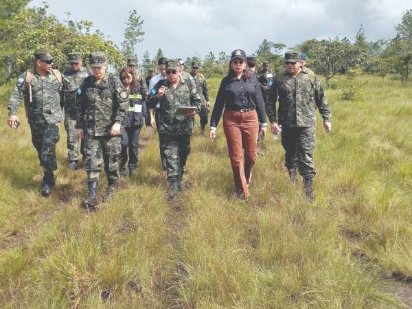 El martes, la ministra Rixi Moncada inspeccionó el terreno para la cárcel.